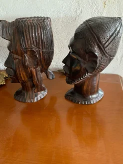 Paire de bustes africains en ebene de madagascar année 30