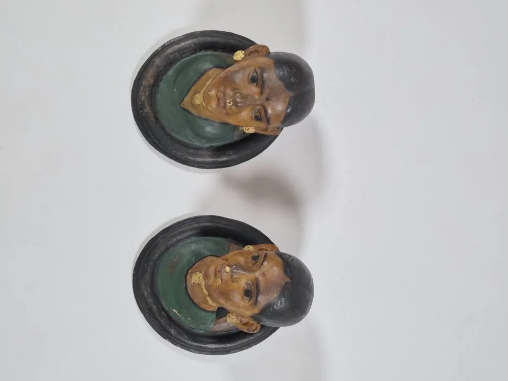 Paire de bustes antiques en céramique représentant des portraits du Rajasthan
