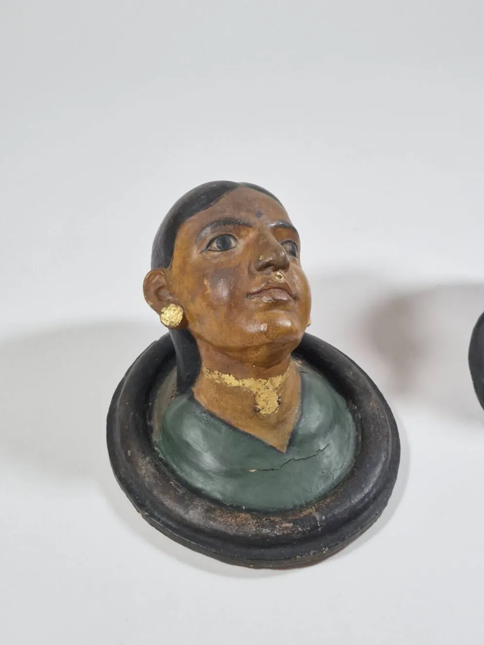 Paire de bustes antiques en céramique représentant des portraits du Rajasthan