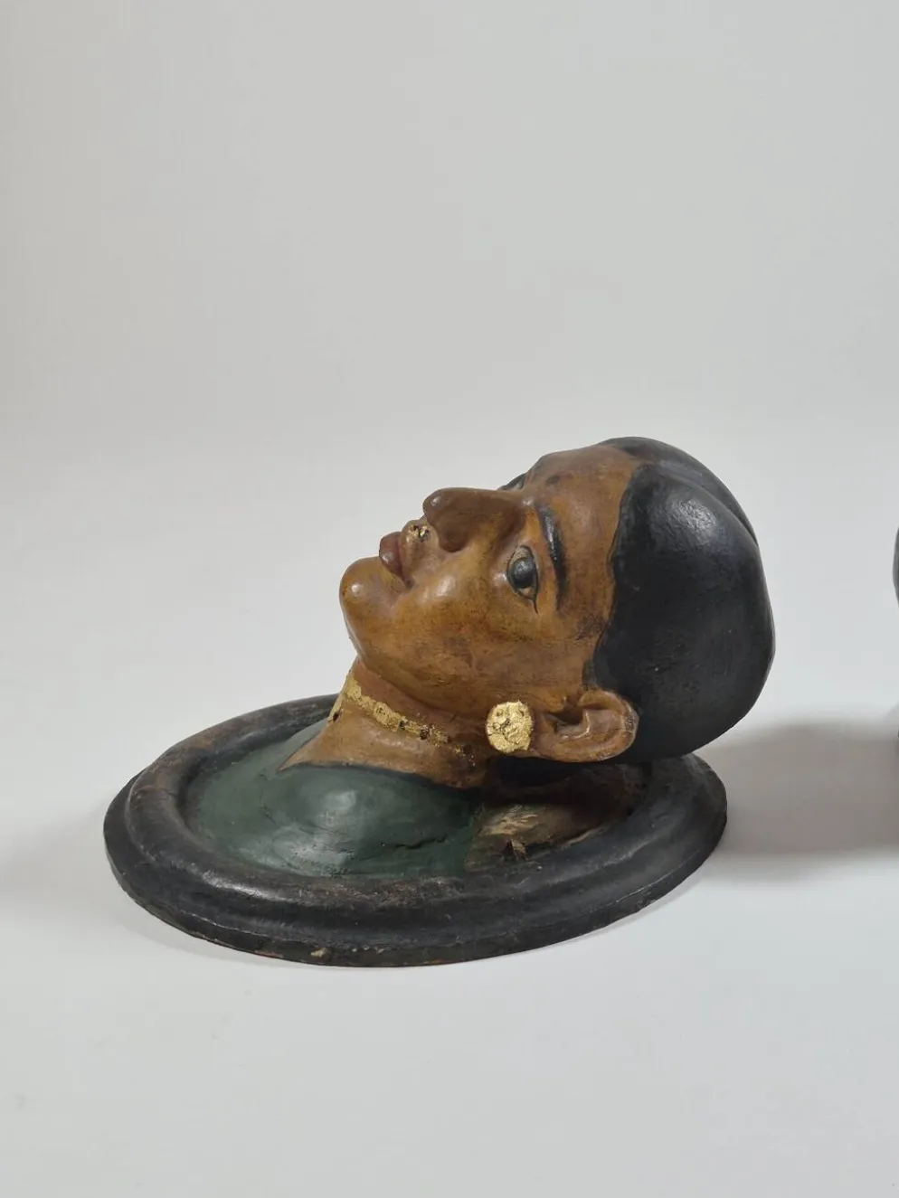 Paire de bustes antiques en céramique représentant des portraits du Rajasthan