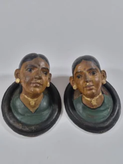 Paire de bustes antiques en céramique représentant des portraits du Rajasthan