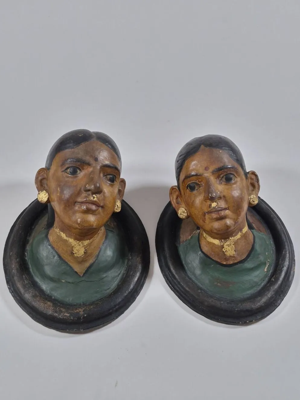 Paire de bustes antiques en céramique représentant des portraits du Rajasthan