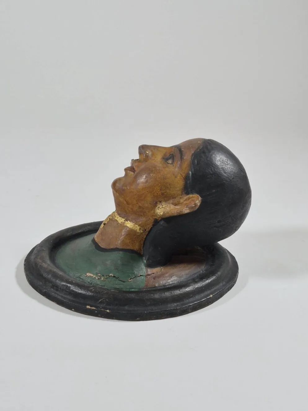 Paire de bustes antiques en céramique représentant des portraits du Rajasthan