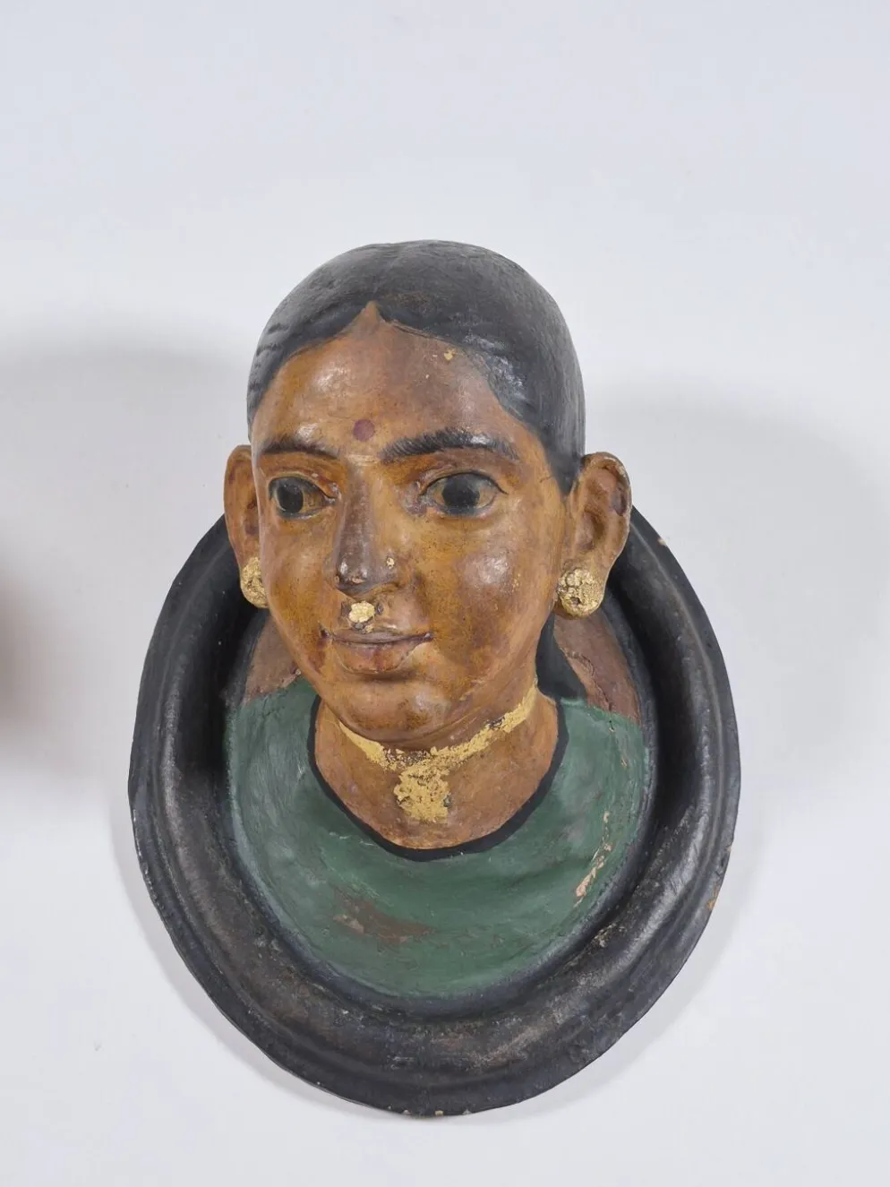Paire de bustes antiques en céramique représentant des portraits du Rajasthan