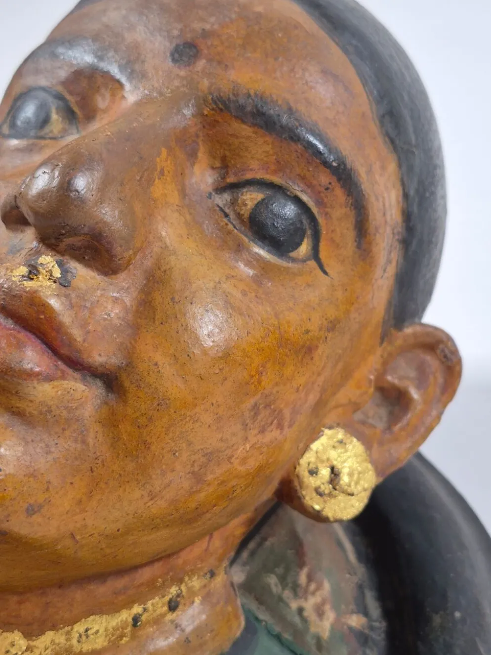 Paire de bustes antiques en céramique représentant des portraits du Rajasthan
