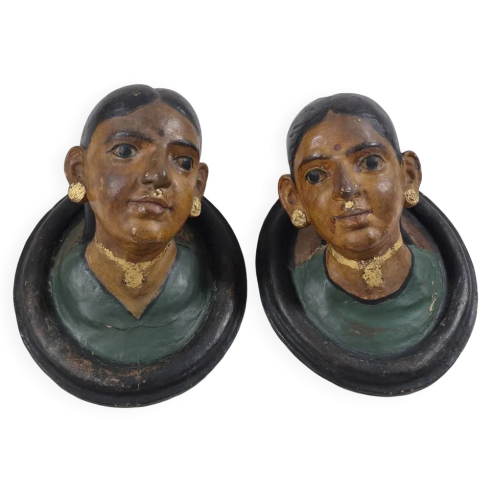 Paire de bustes antiques en céramique représentant des portraits du Rajasthan