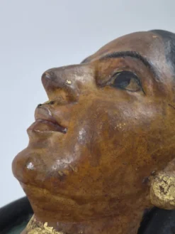 Paire de bustes antiques en céramique représentant des portraits du Rajasthan