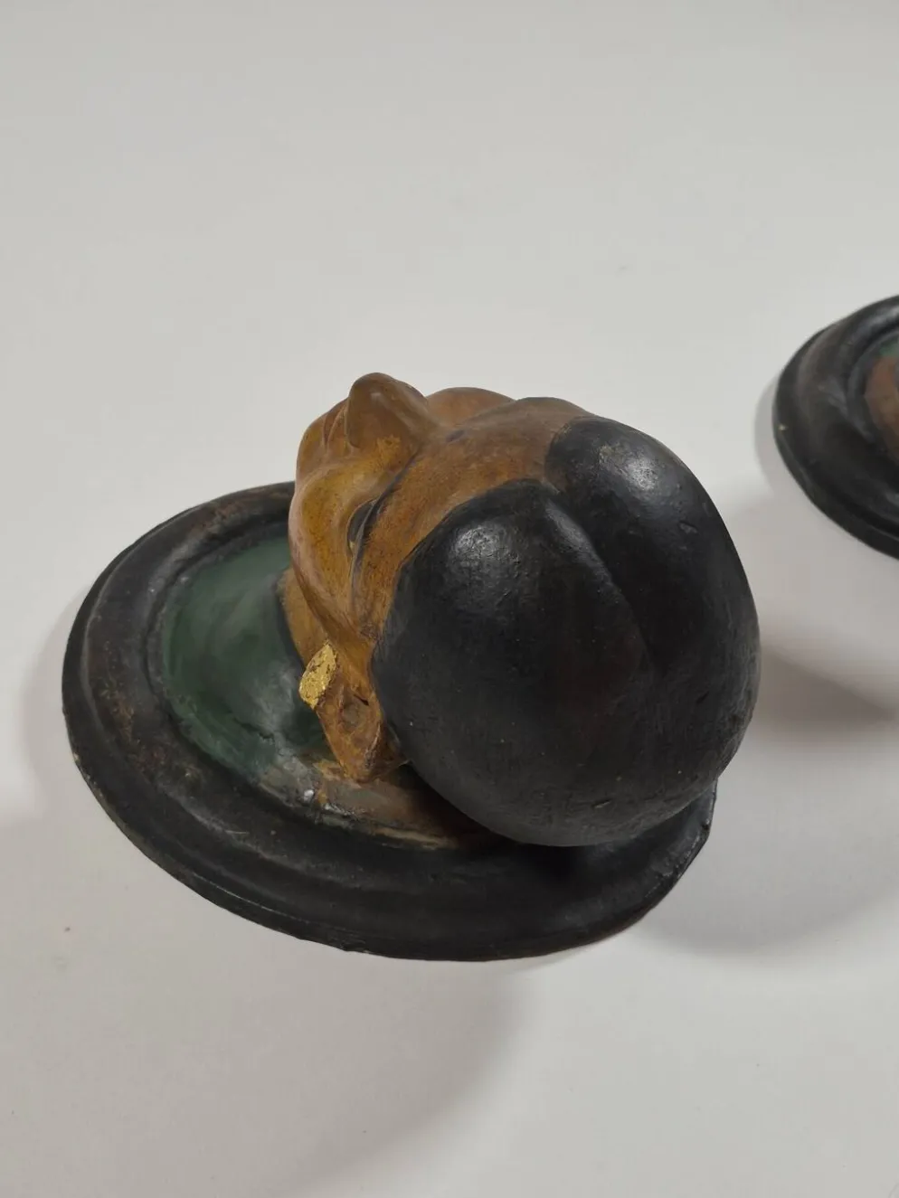 Paire de bustes antiques en céramique représentant des portraits du Rajasthan