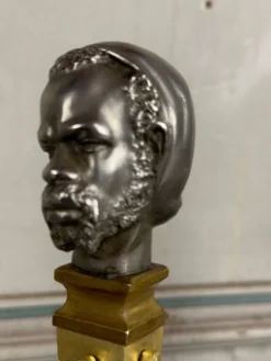 Paire de bustes d’Abyssins en nickel sur gaines en bronze doré et marbre, XIXème siècle