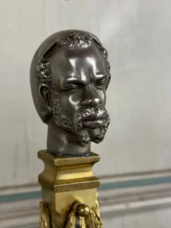 Paire de bustes d’Abyssins en nickel sur gaines en bronze doré et marbre, XIXème siècle