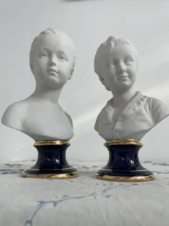 Paire de bustes en biscuit, Tharaud, Houdon, Louise et Alexandre Brongniart