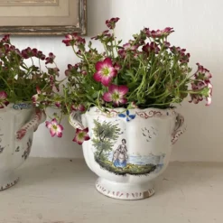 Paire de cache-pots anciens en faïence française , décor scènes champêtres
