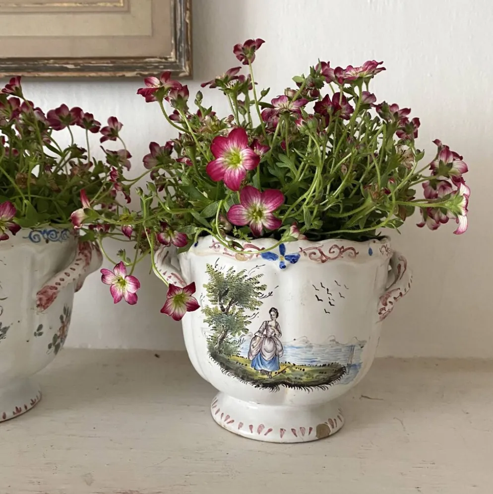 Paire de cache-pots anciens en faïence française , décor scènes champêtres