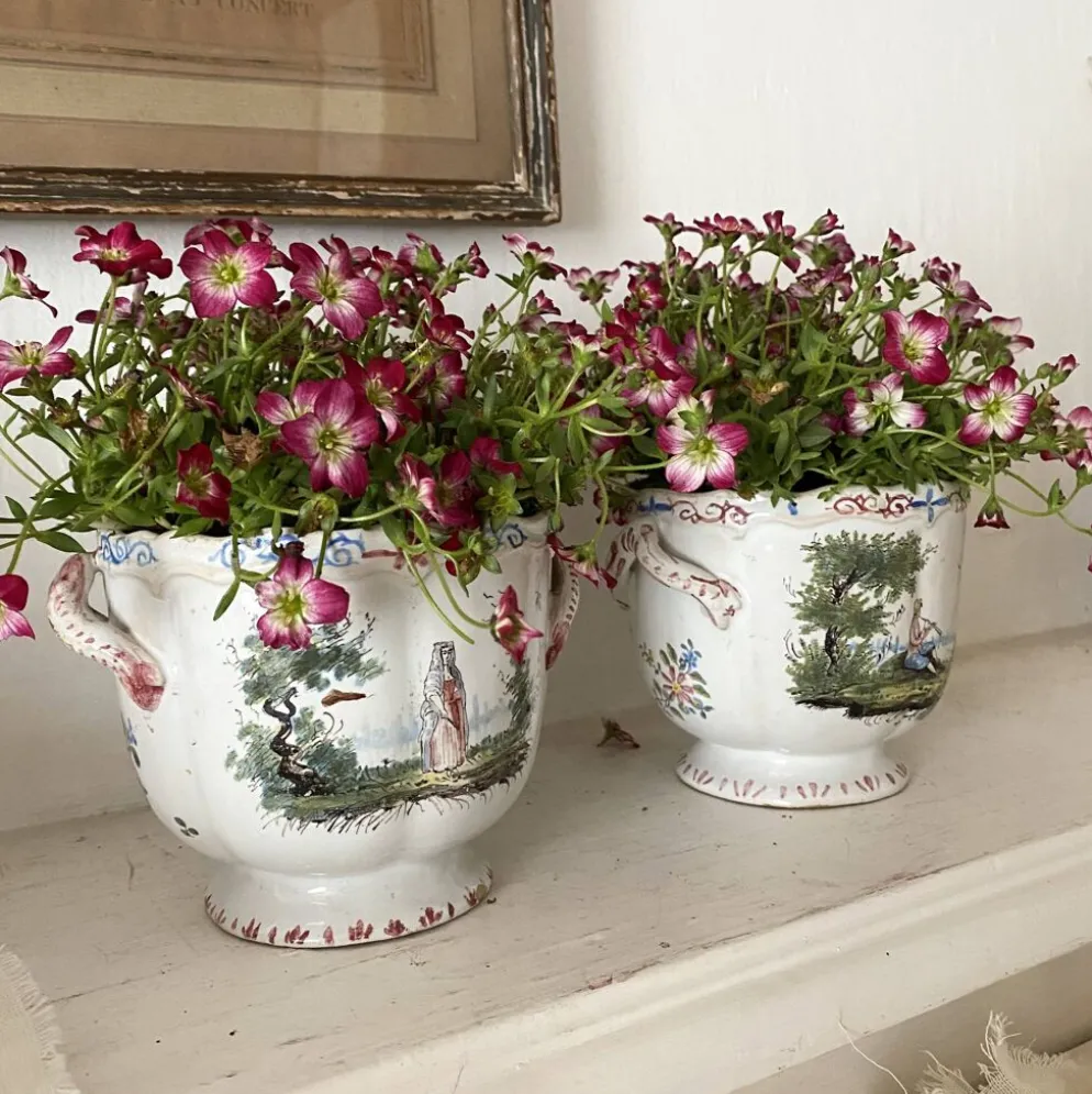 Paire de cache-pots anciens en faïence française , décor scènes champêtres