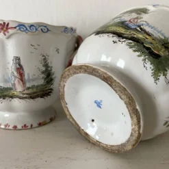 Paire de cache-pots anciens en faïence française , décor scènes champêtres
