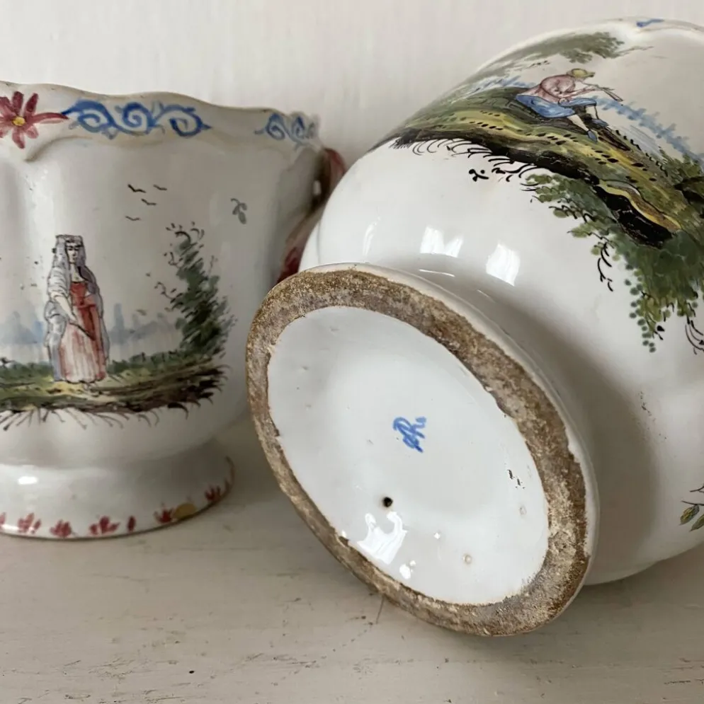 Paire de cache-pots anciens en faïence française , décor scènes champêtres