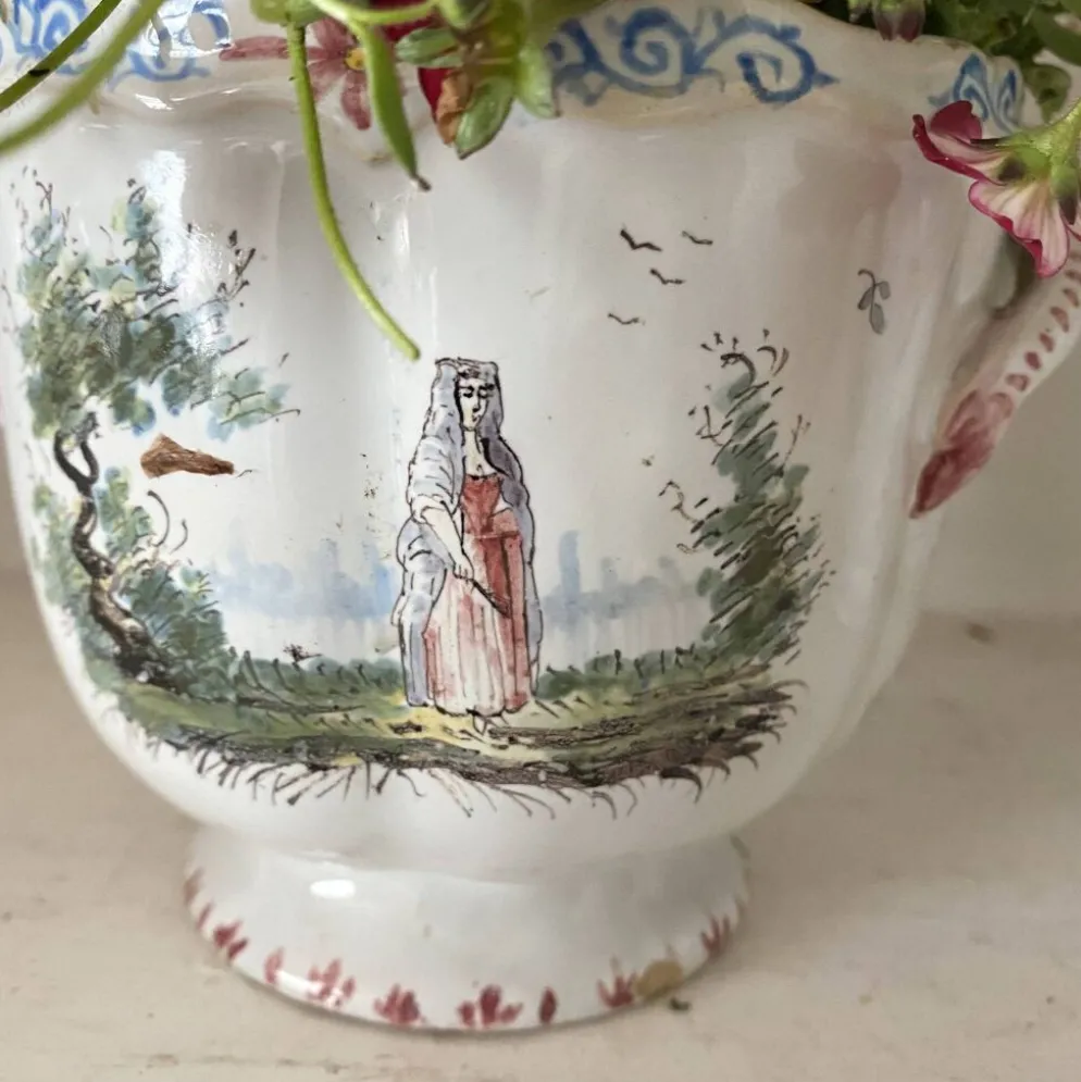 Paire de cache-pots anciens en faïence française , décor scènes champêtres