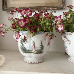 Paire de cache-pots anciens en faïence française , décor scènes champêtres