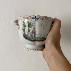Paire de cache-pots anciens en faïence française , décor scènes champêtres