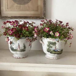 Paire de cache-pots anciens en faïence française , décor scènes champêtres