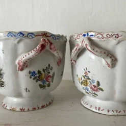 Paire de cache-pots anciens en faïence française , décor scènes champêtres