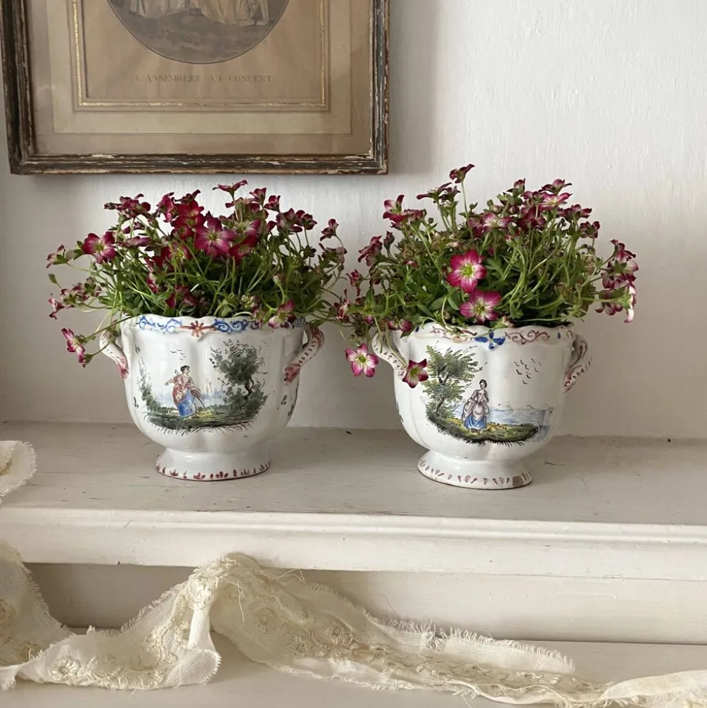 Paire de cache-pots anciens en faïence française , décor scènes champêtres