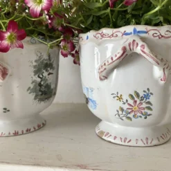 Paire de cache-pots anciens en faïence française , décor scènes champêtres