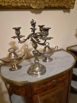 Paire de candelabres de style Louis XV, en bronze argenté, XIXÈME