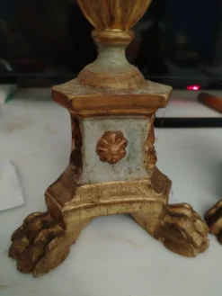 Paire de candélabres antiques en bois sculpté avec décoration de feuilles d'acanthe