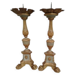 Paire de candélabres antiques en bois sculpté avec décoration de feuilles d'acanthe