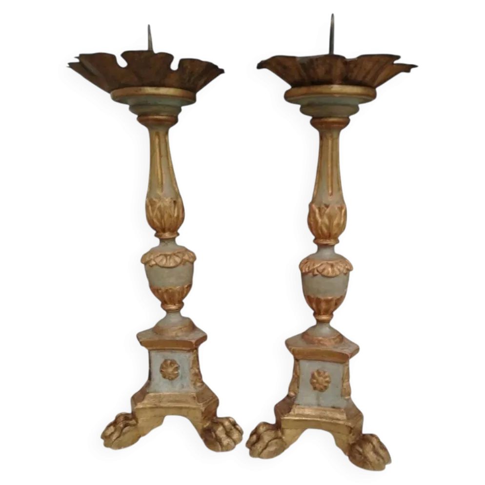 Paire de candélabres antiques en bois sculpté avec décoration de feuilles d'acanthe