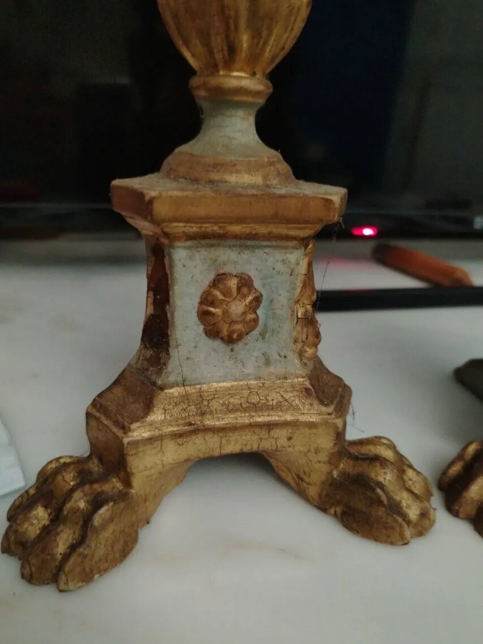 Paire de candélabres antiques en bois sculpté avec décoration de feuilles d'acanthe