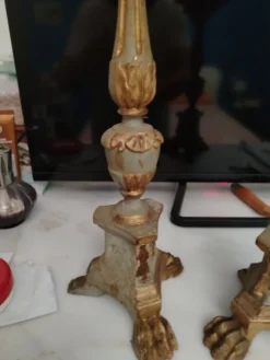 Paire de candélabres antiques en bois sculpté avec décoration de feuilles d'acanthe