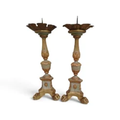 Paire de candélabres antiques en bois sculpté avec décoration de feuilles d'acanthe
