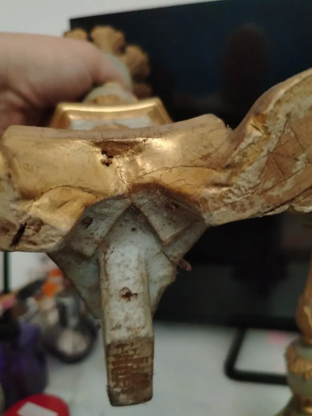 Paire de candélabres antiques en bois sculpté avec décoration de feuilles d'acanthe
