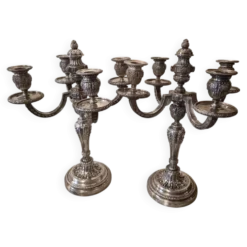 Paire de candélabres à quatre lumières en métal argenté de style Louis