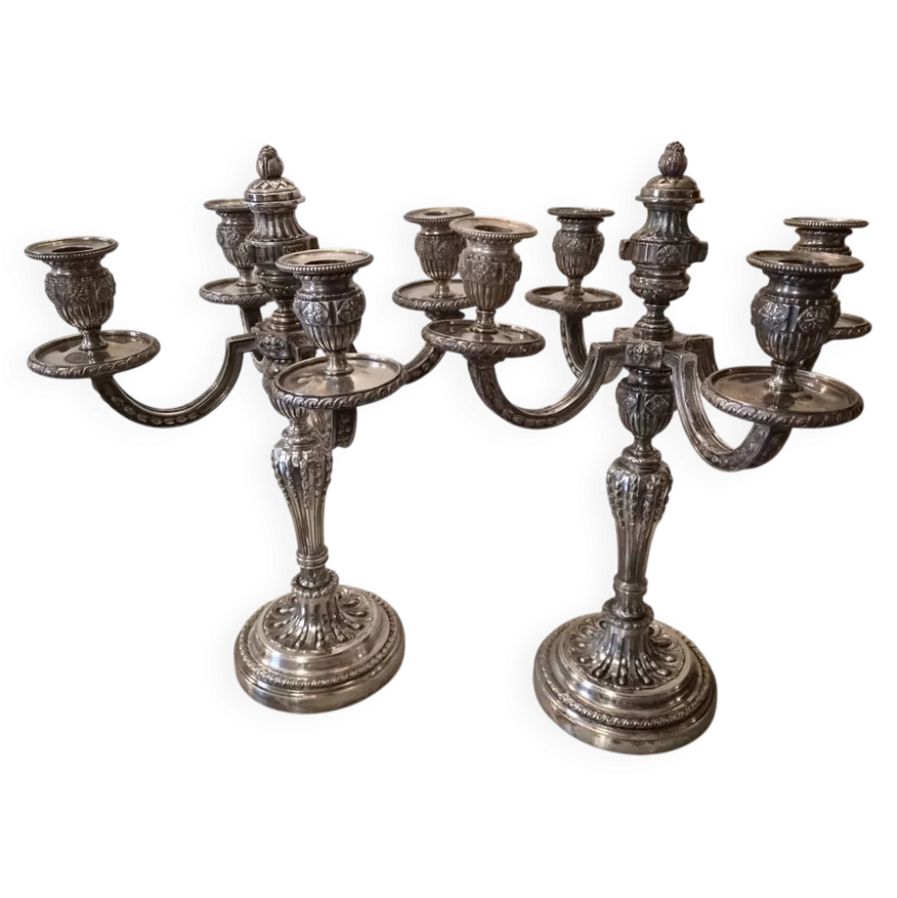 Paire de candélabres à quatre lumières en métal argenté de style Louis