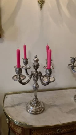 Paire de candélabres à quatre lumières en métal argenté de style Louis