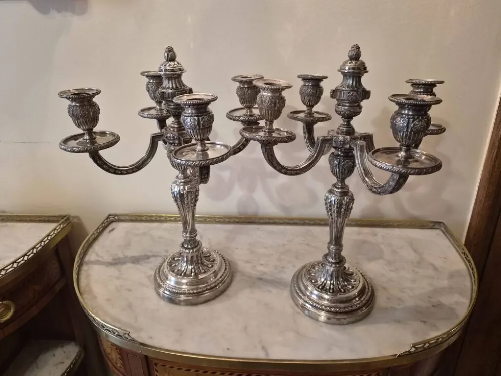 Paire de candélabres à quatre lumières en métal argenté de style Louis