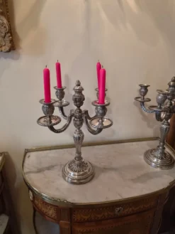 Paire de candélabres à quatre lumières en métal argenté de style Louis