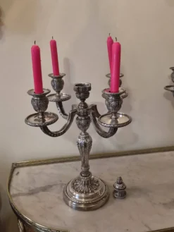 Paire de candélabres à quatre lumières en métal argenté de style Louis