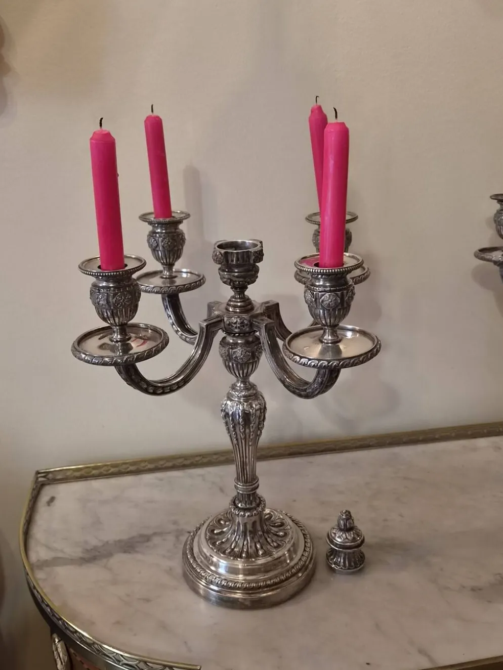 Paire de candélabres à quatre lumières en métal argenté de style Louis