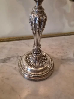 Paire de candélabres à quatre lumières en métal argenté de style Louis