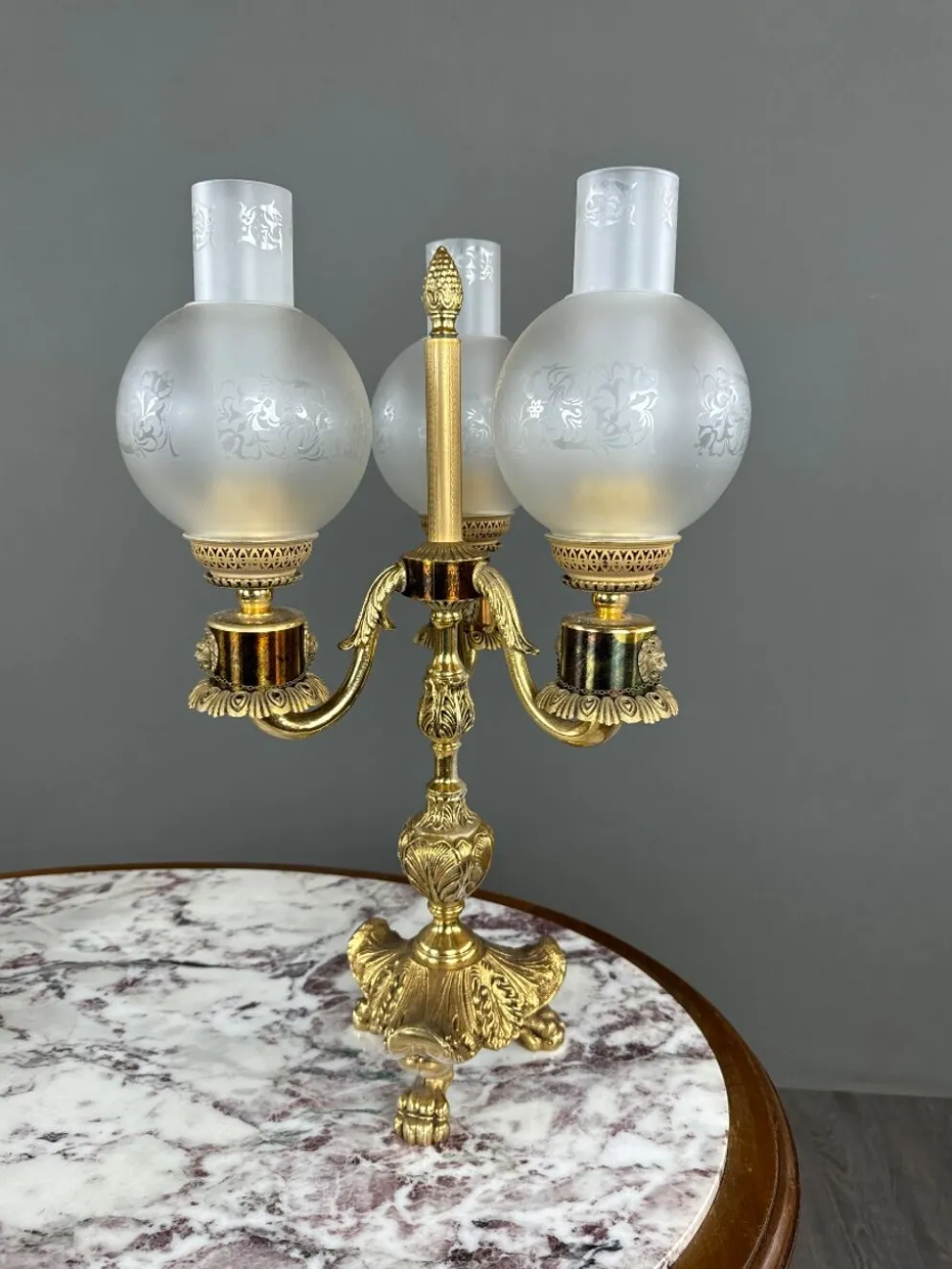 Paire de candélabres à trois lumières en bronze, XXe siècle