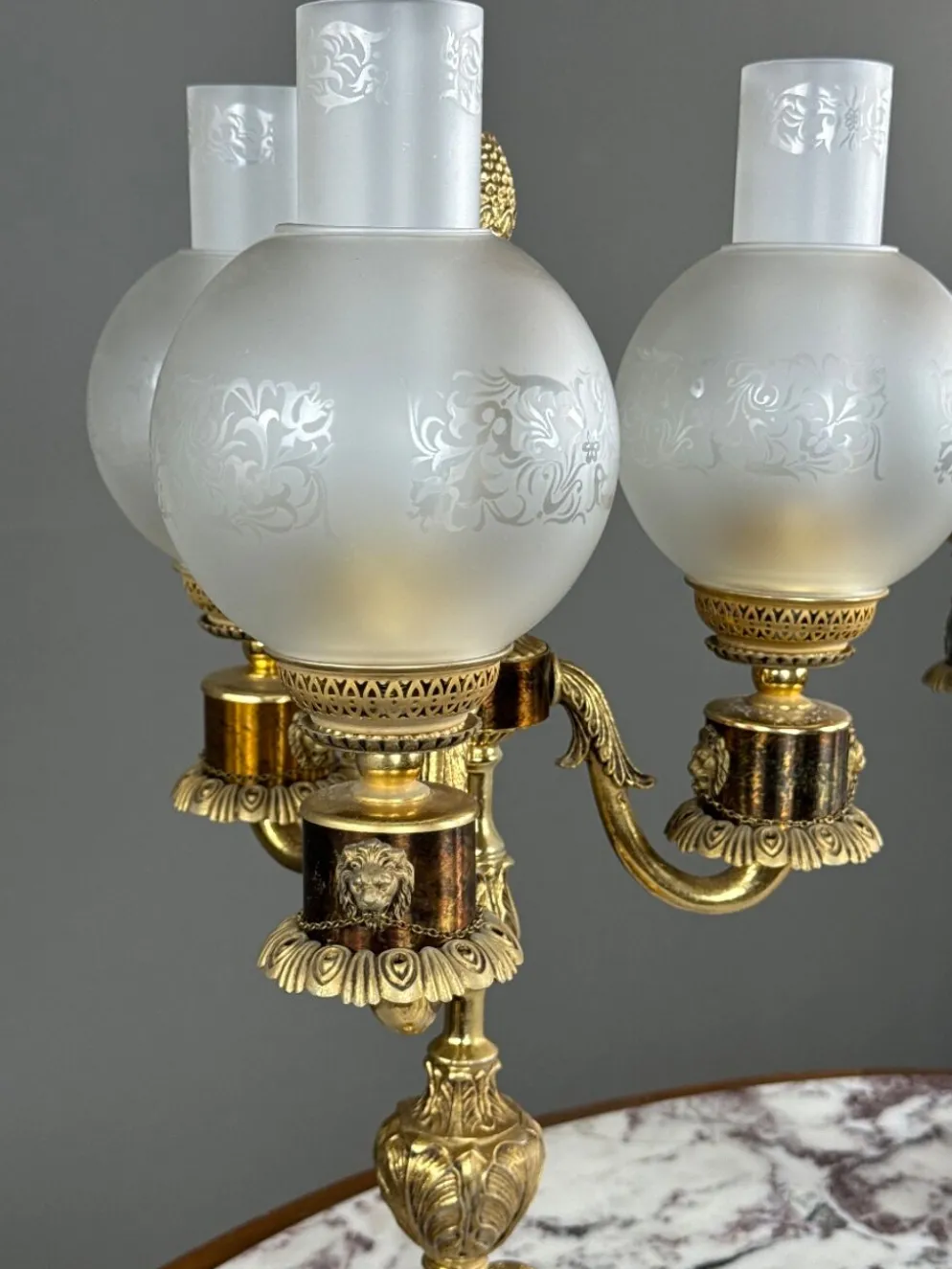 Paire de candélabres à trois lumières en bronze, XXe siècle