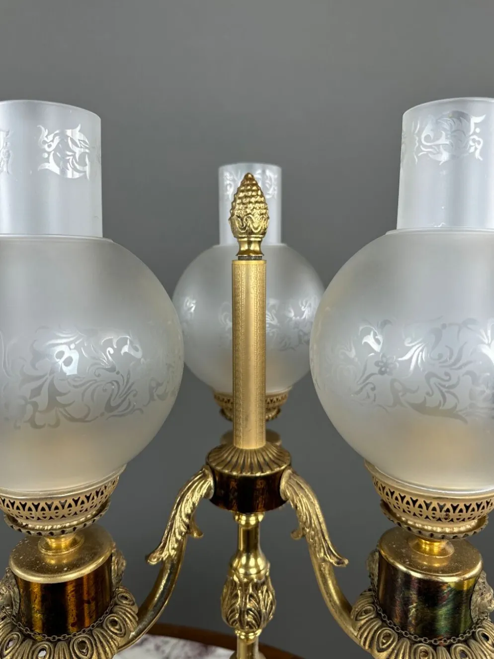 Paire de candélabres à trois lumières en bronze, XXe siècle