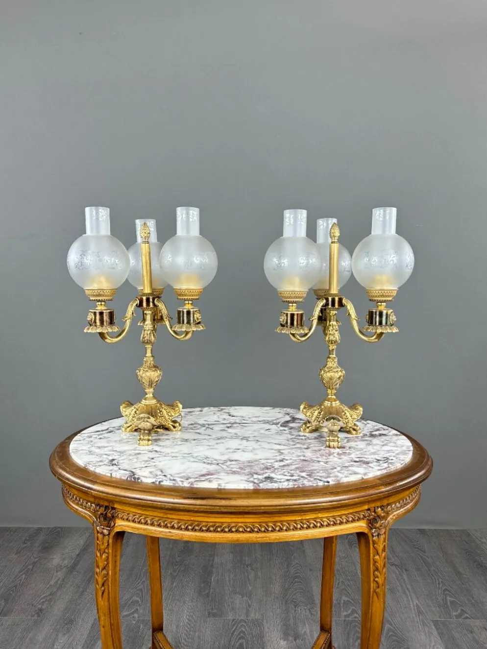 Paire de candélabres à trois lumières en bronze, XXe siècle