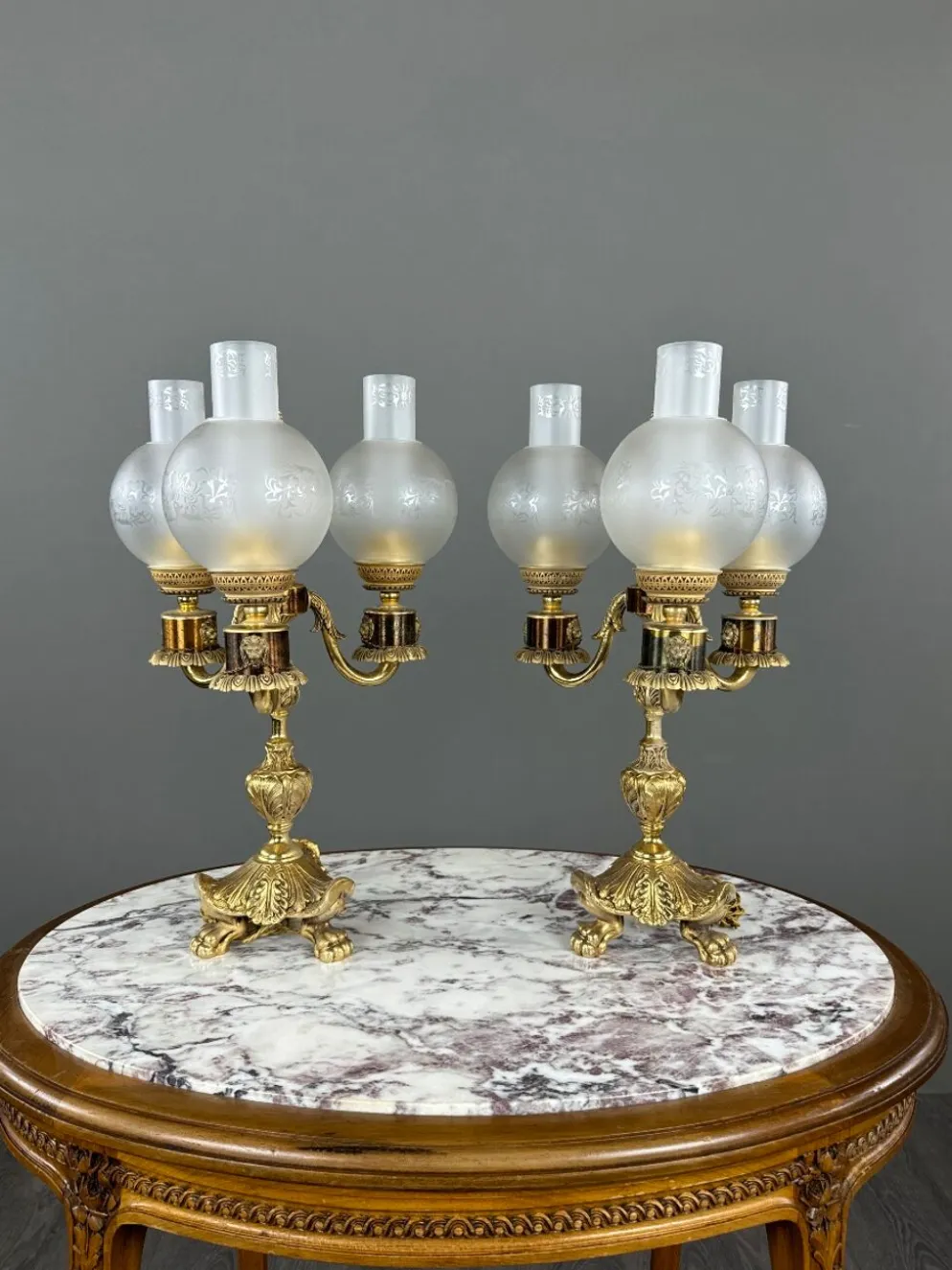 Paire de candélabres à trois lumières en bronze, XXe siècle
