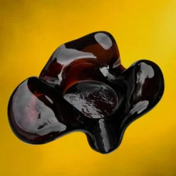 Paire de cendriers en verre épais brun rubis à forme libre – années 60-70