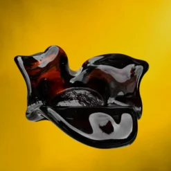 Paire de cendriers en verre épais brun rubis à forme libre – années 60-70